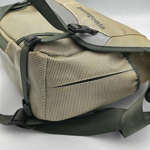 Vintage Patagonia Black Hole Messenger Laptop Bag Cross Body Green Reflective - Picture 5 of 14